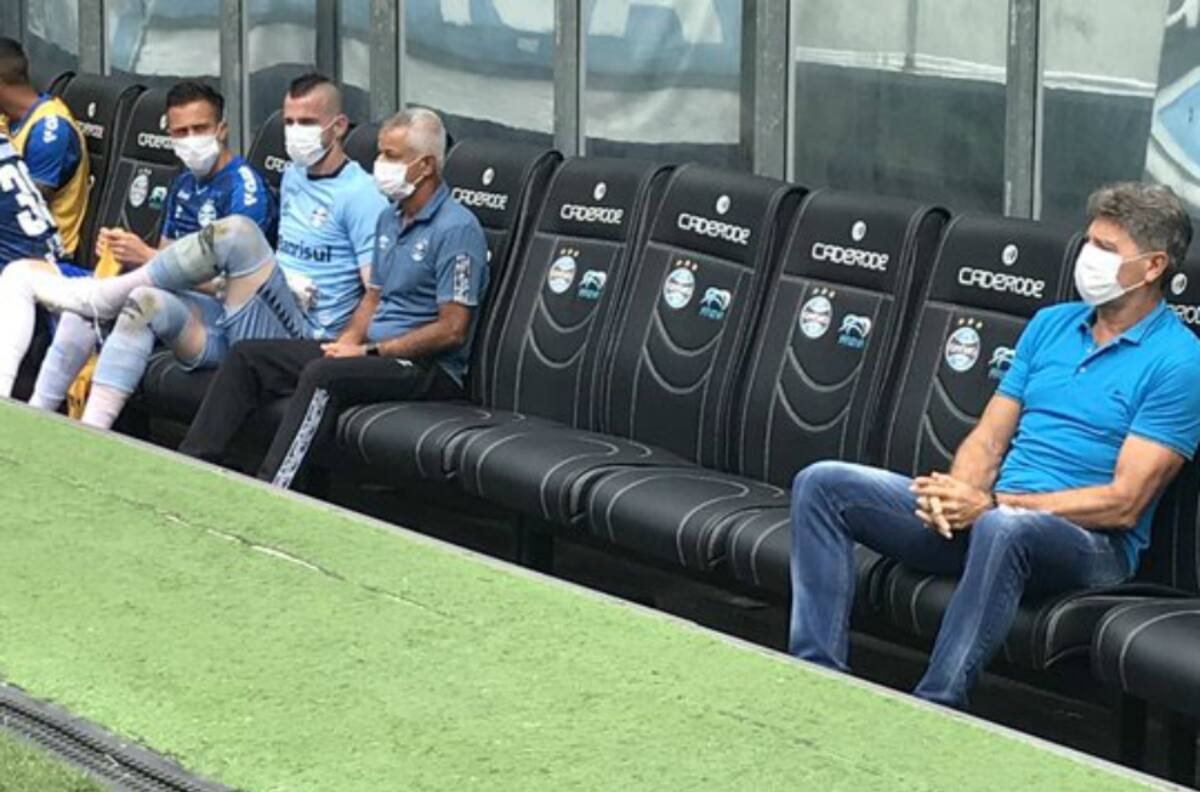 Técnico y jugadores de Gremio protestaron con mascarillas por realización de partido