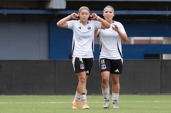 Celebrando como Chupete Suazo: hija de Carlos Muñoz le anota a la UC y consigue nuevo título con Colo Colo