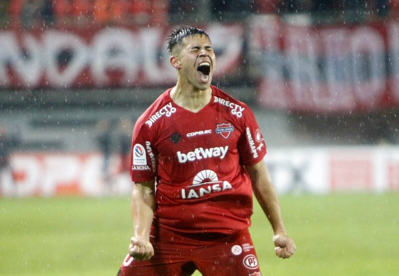 Alexander Aravena con la camiseta de Ñublense. Foto: Agencia Aton.