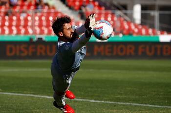 Alarma en la U: Fernando De Paul presentó molestias y es la mayor duda ante Inter de Porto Alegre