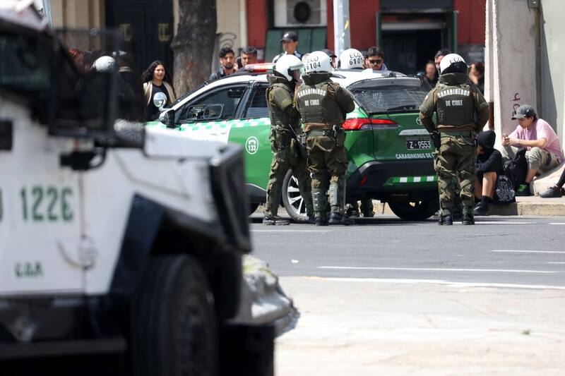 En las cercanías del Parque Forestal manifestantes lanzaron piedras a efectivos policiales. Foto: ATON.