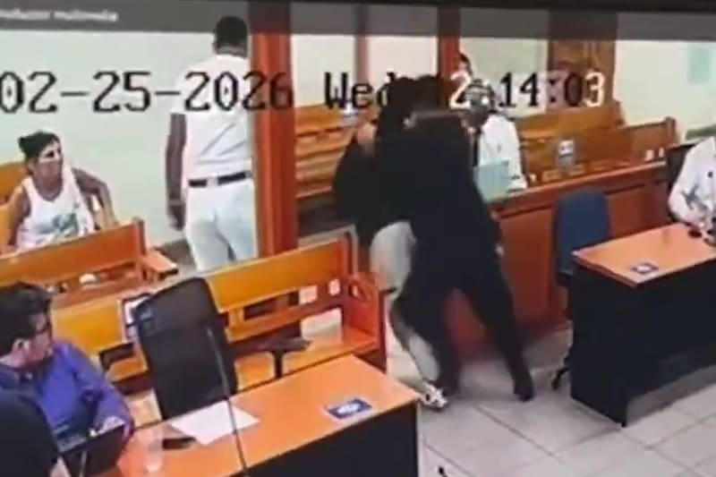 El sujeto logró huir aún esposado del recinto judicial, por lo que a esta hora es ampliamente buscado por la policía. Créditos: Captura de pantalla - X.