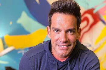 "Se cansó después del voto": Cristián de la Fuente ejerció su derecho a sufragio acompañado por su tierno perrito Bello