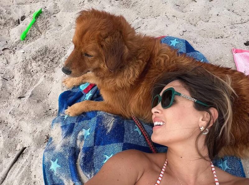 junto a su perrito, Simba