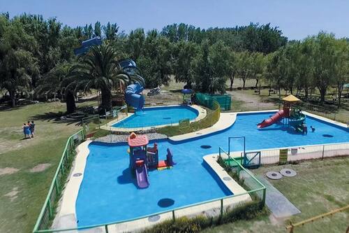 Tiene cinco piscinas y tres toboganes acuáticos, quinchos y juegos infantiles.
Créditos: Campings de Chile.