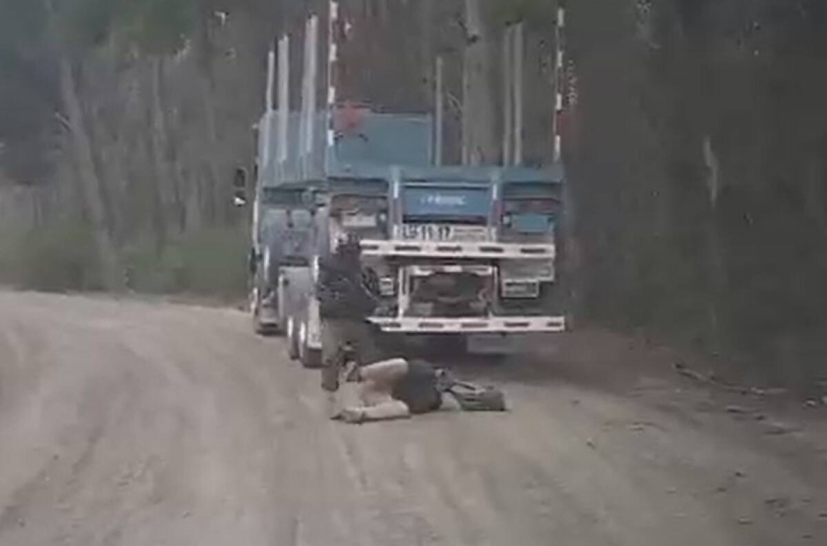 VIDEO | Registran impactante ataque armado de encapuchado a vehículos en el Biobío
