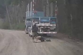 VIDEO | Registran impactante ataque armado de encapuchado a vehículos en el Biobío