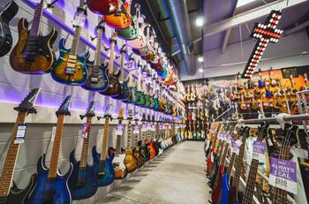 Reconocida tienda de instrumentos musicales anuncia sorpresiva quiebra: más de 90 personas desempleadas