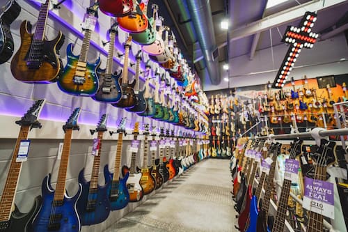 Reconocida tienda de instrumentos musicales anuncia sorpresiva quiebra: más de 90 personas desempleadas