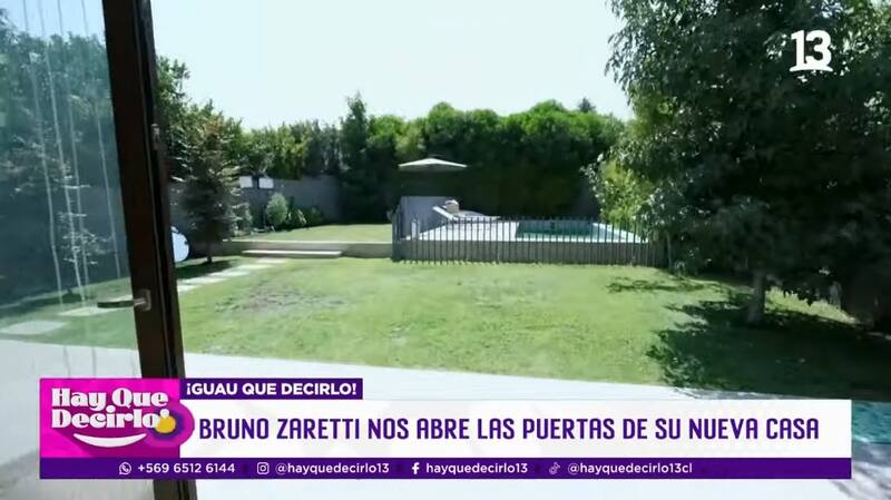 El integrante de Axé Bahía toma sol junto a sus perritos en este espectacular espacio.