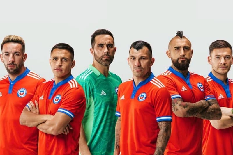 Alexis Sánchez, Claudio Bravo, Gary Medel, Arturo VIdal y Charles Aránguiz sacarán lecciones del regreso de Mauricio Isla al fútbol chileno