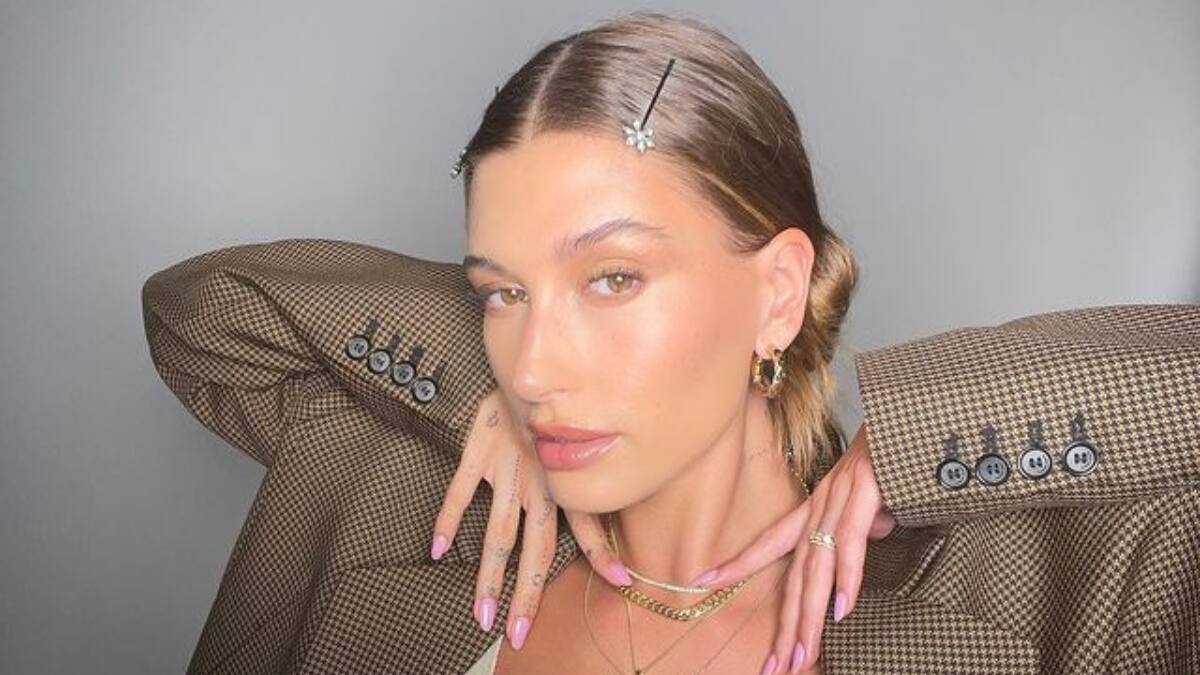 Hailey Bieber deslumbra con un impactante parecido a Britney Spears con su disfraz de Halloween