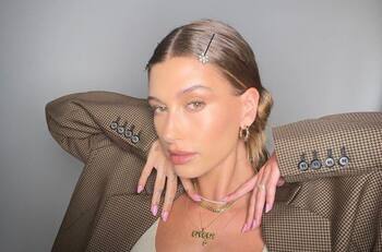 Hailey Bieber deslumbra con un impactante parecido a Britney Spears con su disfraz de Halloween