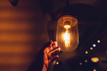 Cortes de luz en Santiago: más de 10 comunas se verán afectadas este lunes