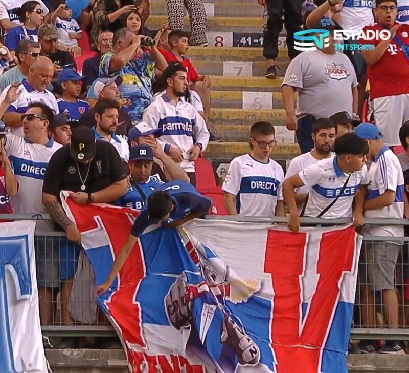 ¿Un hincha de la U infiltrado dentro de la barra de Católica?