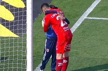 FOTOS | Se sigue recuperando: el emotivo abrazo de Cristóbal Campos y Aníbal Ortíz en el Clásico Universitario