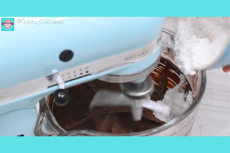 Así se verá el coco luego de añadir la leche. (Quiero Cupcakes (YouTube))