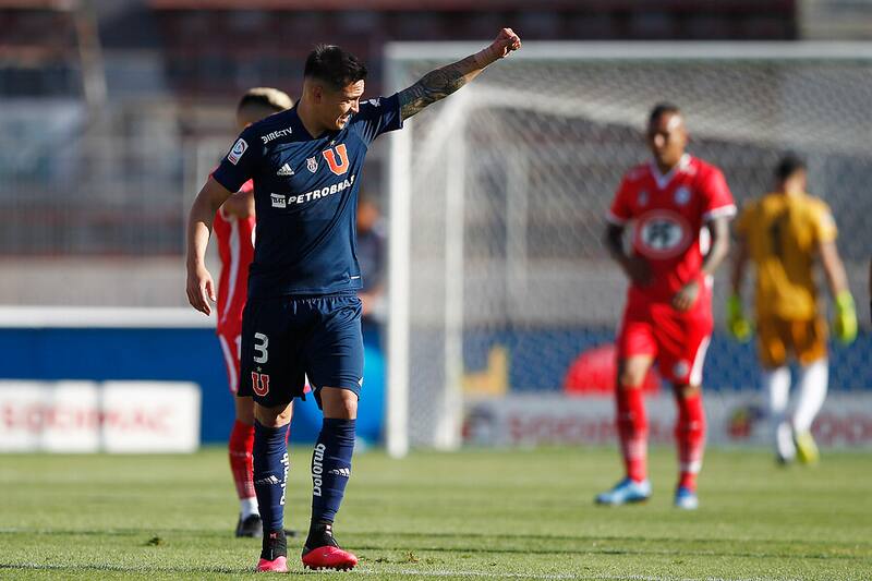 El defensor tras marcar un gol en el partido de la U vs Unión La Calera. Foto: Aton.
