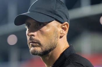 DT europeo que fue rechazado por club del fútbol chileno apareció dirigiendo a rival directo