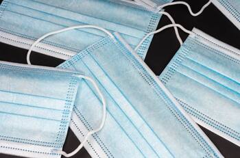 Multas de hasta 1 millón 151 mil pesos arriesgan quienes desechen mascarillas en lugares públicos