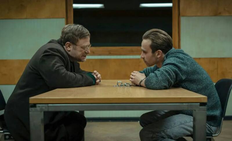 "El Atraco" se ambienta a principios de la década de 1990.