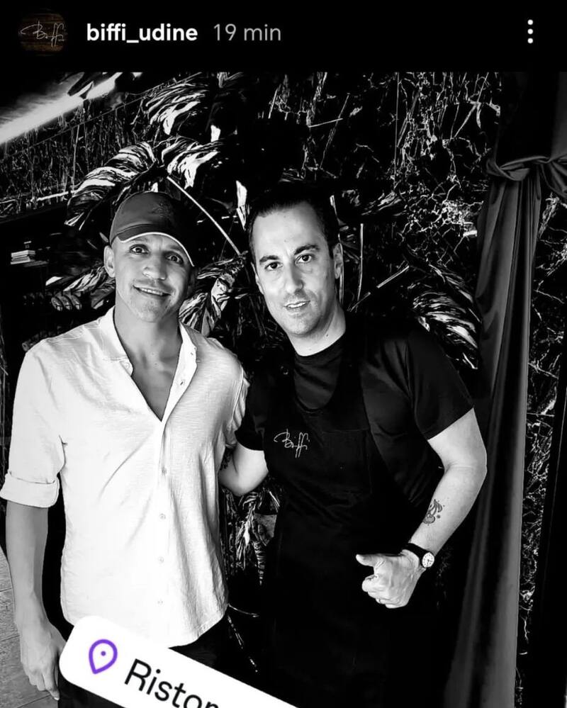 El chileno fue visto en un restaurante de Udine. Créditos:@biffi_udine.