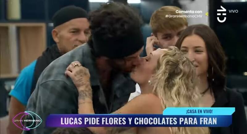 Francisca Maira y Lucas Crespo besándose en "Gran Hermano" Chile. Foto: CHV.