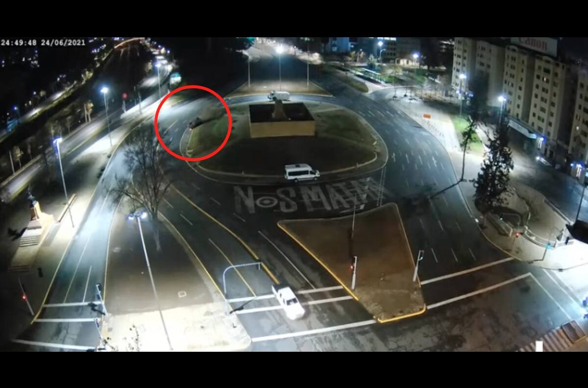 VIDEO: Carabineros son dados de baja tras protagonizar volcamiento de vehículo en Plaza Baquedano
