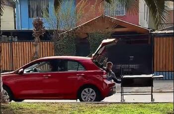 VIDEO | ¡El asado va sí o sí!: Hombre se hace viral por su inusual forma de trasladar una parrilla