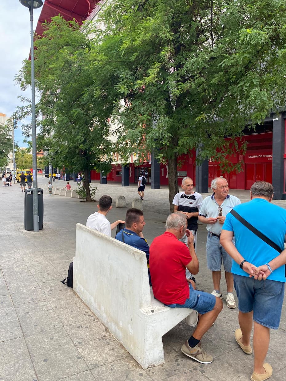 Antonio junto a su grupo de amigos, hablando, como cada día, del Sevilla en las afueras del Sánchez Pizjuán. Foto: Patricio Erlandsen.