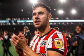 Fue compañero de Ben Brereton, lo dirigió un ex DT de la UC y fue hallado muerto en la piscina de su casa