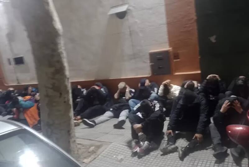 56 hinchas de los albos fueron detenidos en Buenos Aires tras violentos incidentes en la vía pública.
Créditos: La Nación