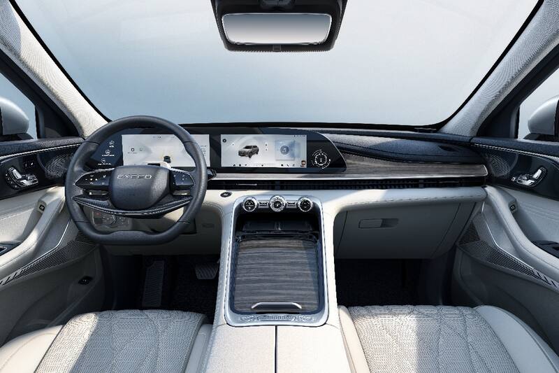 Minimalista y espacioso, el habitáculo es dominado por las pantallas.