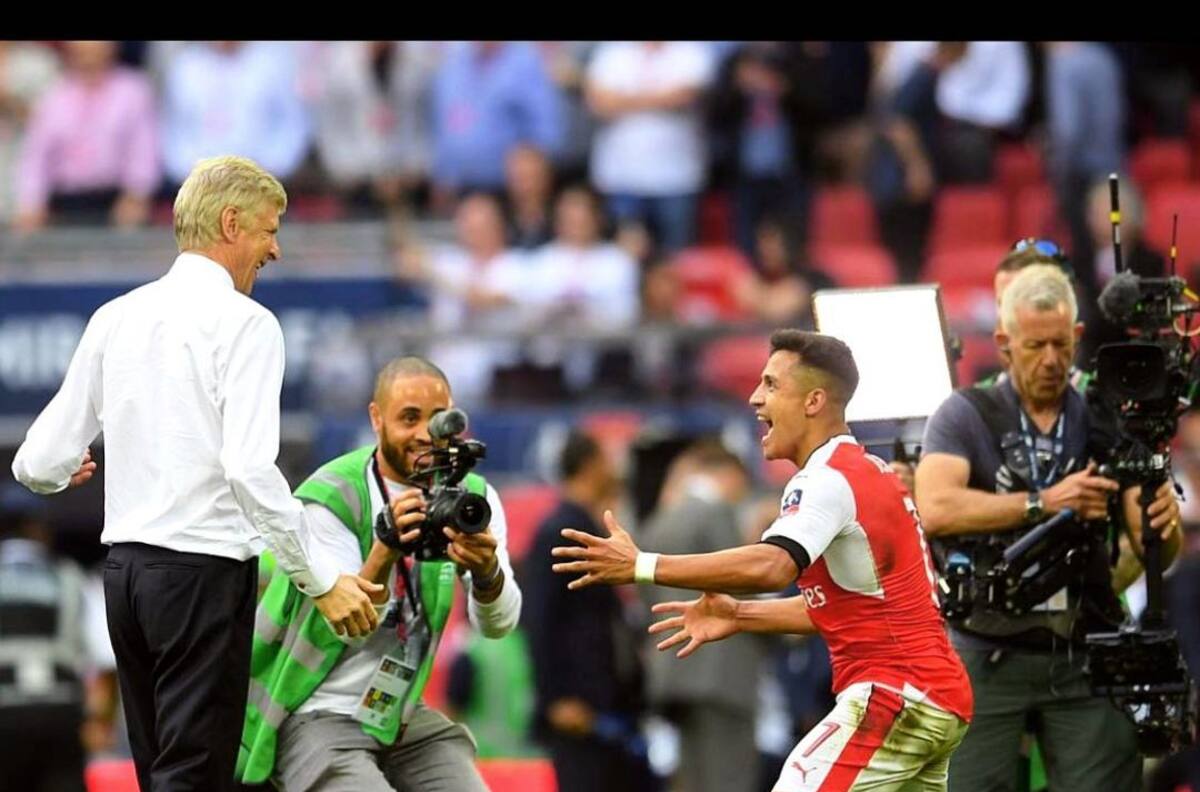 Las postales con las que Alexis Sánchez saludó a Arsène Wenger en su cumpleaños