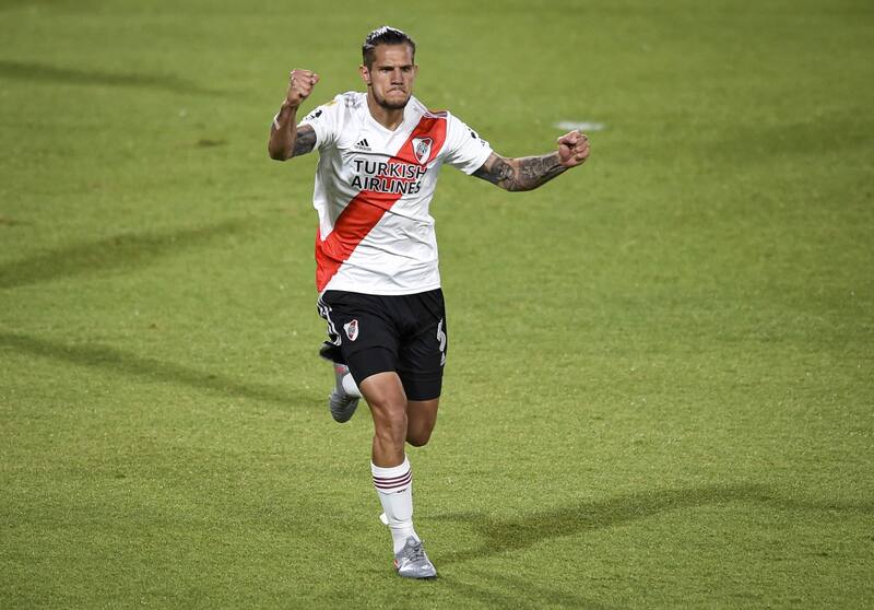 Bruno Zuculini defendiendo a River Plate.