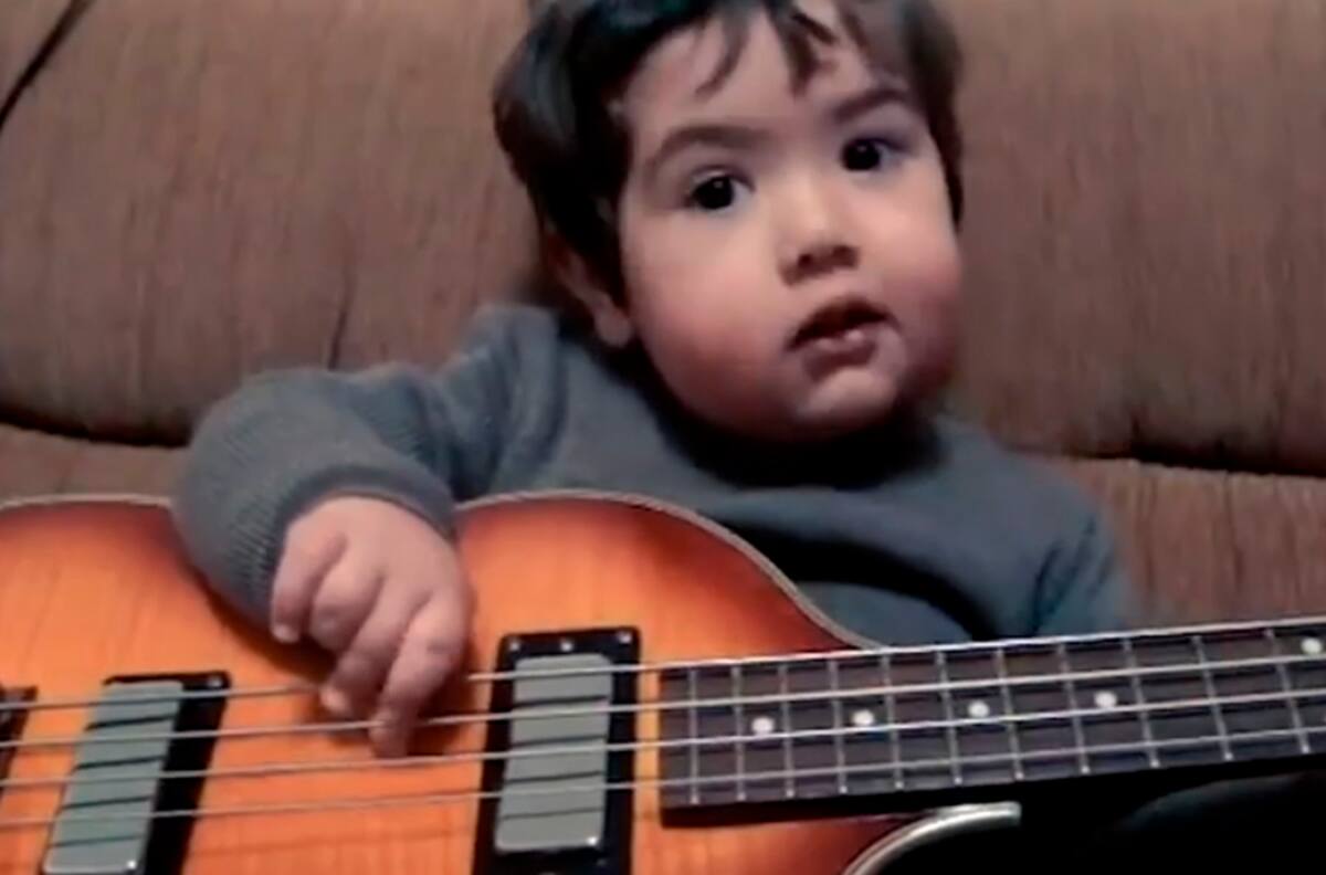 Rockero desde la cuna: Niño sorprende con su talento musical