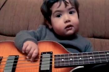 Rockero desde la cuna: Niño sorprende con su talento musical