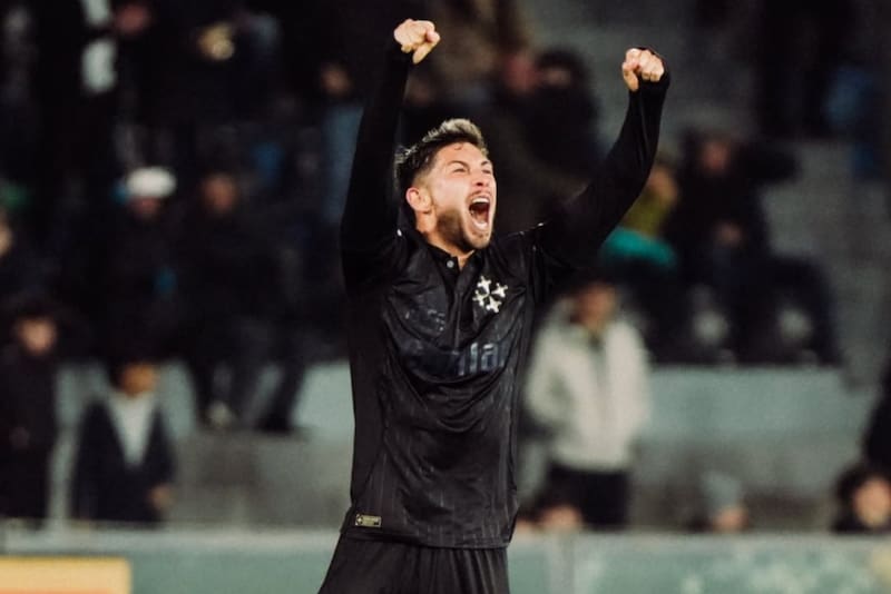 Celebrando con todo su primer gol en la Serie A. Foto: @pisasportingclub