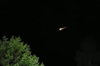 VIDEO | ¿Será la nube voladora? Registran misteriosa bola de fuego atravesando el cielo de Chiloé