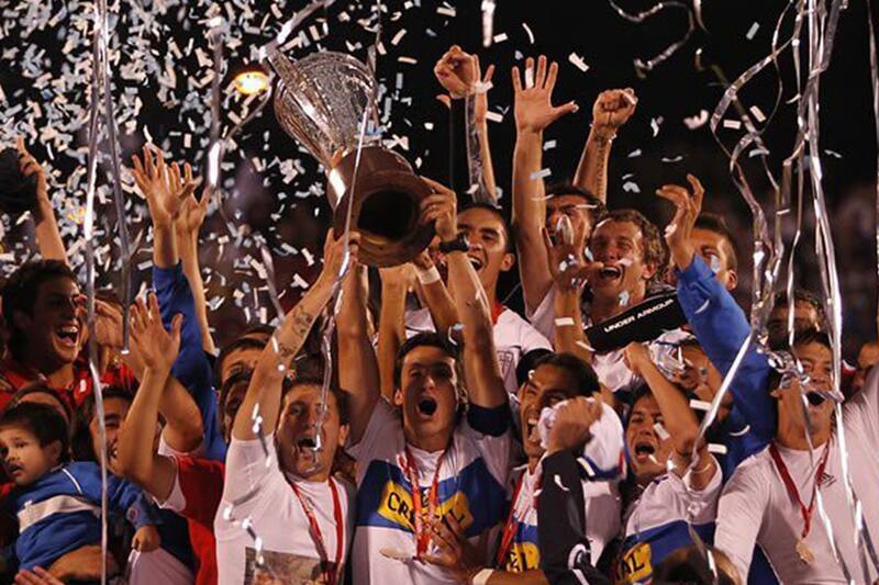 El plantel de los Cruzados celebrando el Campeonato de 2010 de Primera División. Foto: ANFP