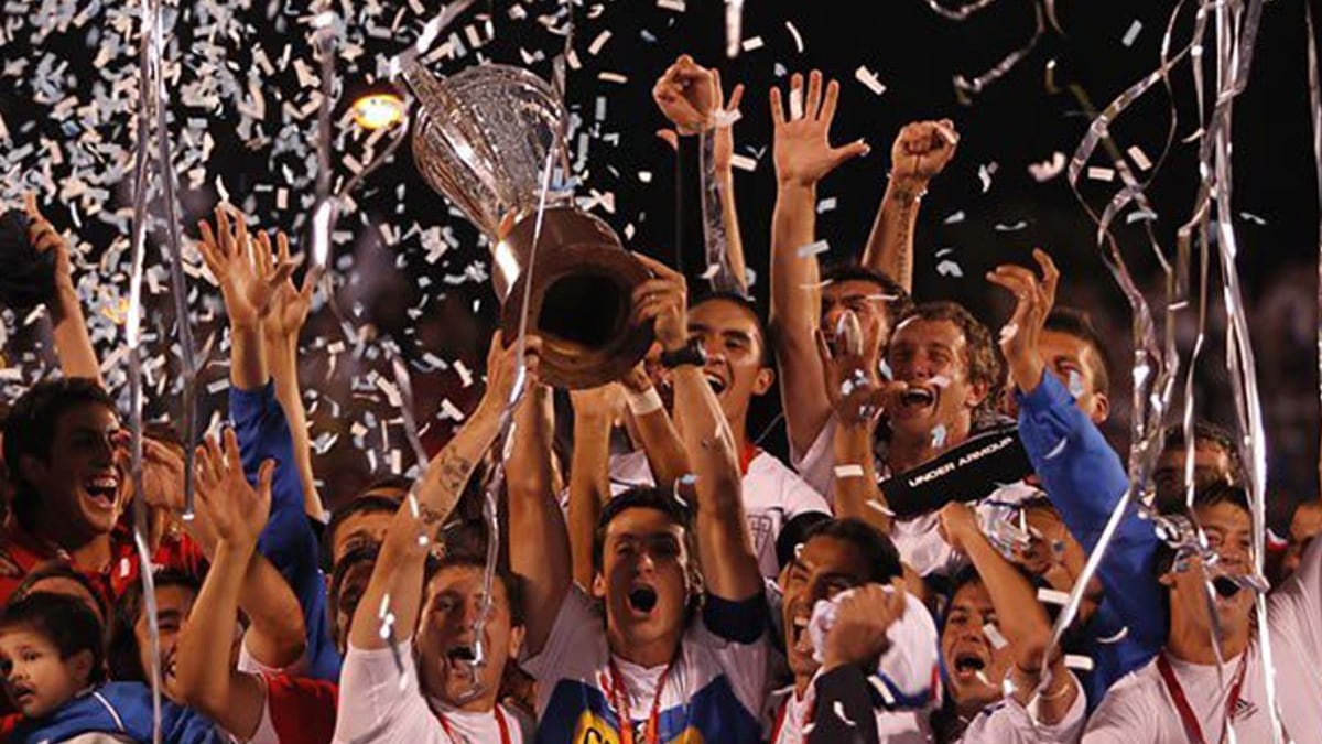 El plantel de Universidad Católica celebrando el Campeonato de 2010 de Primera División.