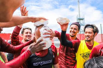 VIDEO | ¡Ni un respeto! La graciosa manera en que sus compañeros le desearon feliz cumpleaños a Andrés Iniesta