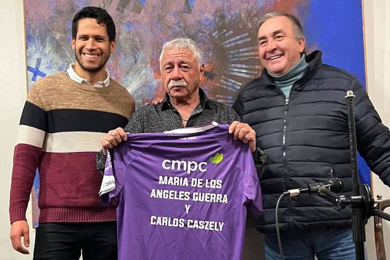 Carlos caszely recibió un reconocimiento de Deportes Concepción. Foto: Sabes Deportes.
