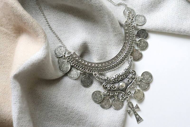 Este material suele generar una capa oscura cuando se deja guardado por mucho tiempo.