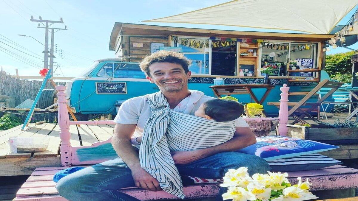 "Con las damas": Matías Oviedo disfruta de sus vacaciones en la playa con su hija y su pareja