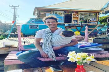 "Con las damas": Matías Oviedo disfruta de sus vacaciones en la playa con su hija y su pareja