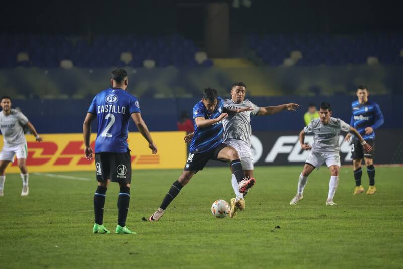 jugando Copa Sudamericana con la camiseta de Huachipato.