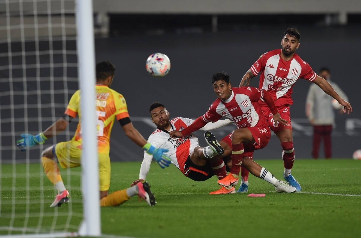 Prensa e hinchas argentinos alucinan con el gran nivel de Paulo Díaz tras anotar por River Plate