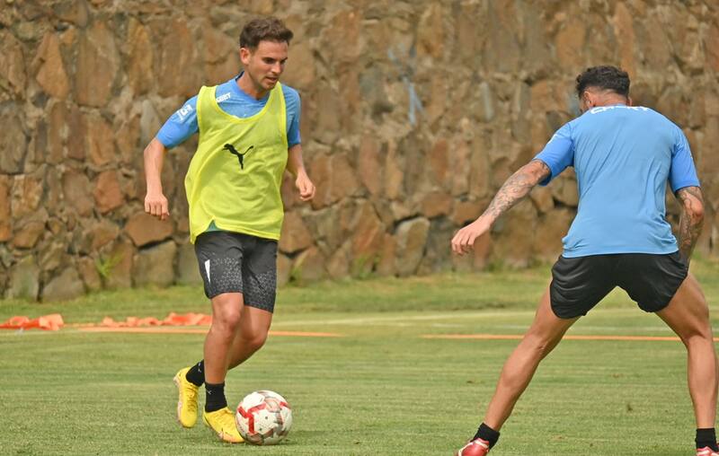 no había tenido su conferencia de recepción pues se sumó a la pretemporada de la UC en Perú (Foto: Cruzados)