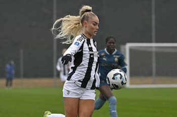 Alisha Lehmann palpita el inicio del verano con atrevida sesión en bikini